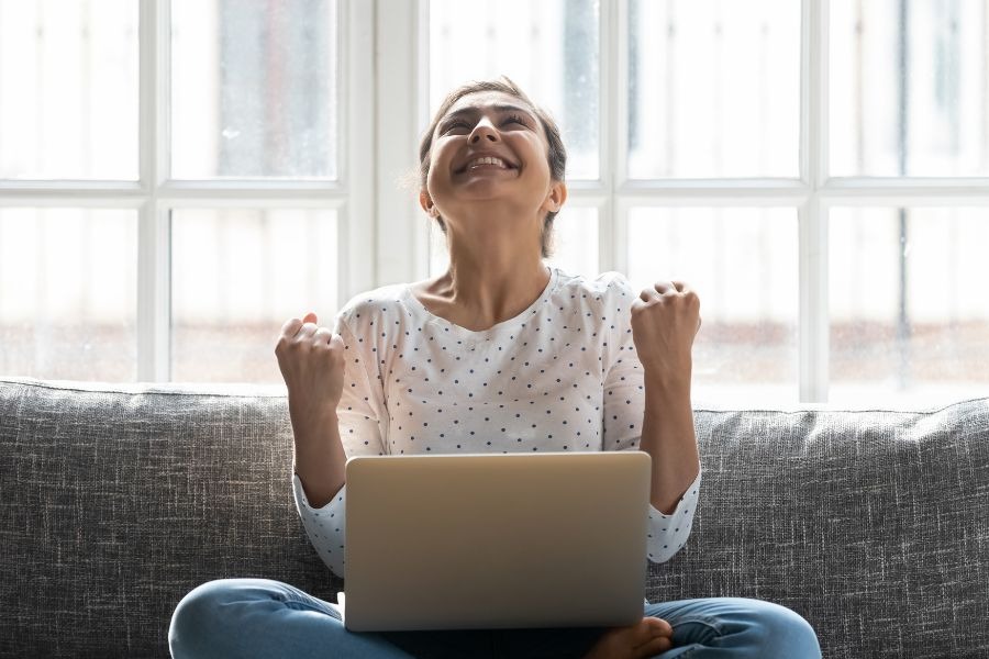 Persona feliz celebrando el éxito de su reclamación