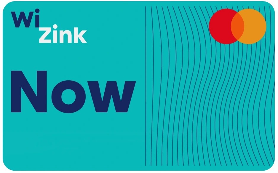 Persona escribiendo sobre una tablet, representando el proceso de reclamación de tarjetas revolving