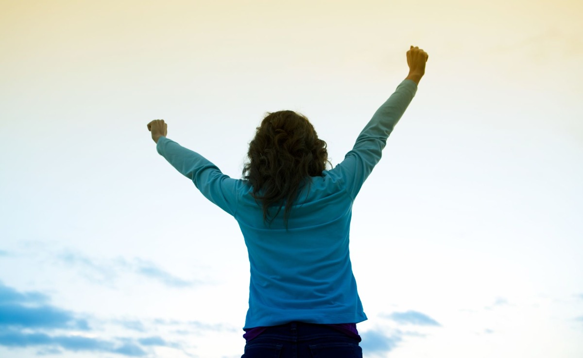 Persona celebrando su libertad financiera tras acogerse a la Ley de Segunda Oportunidad.